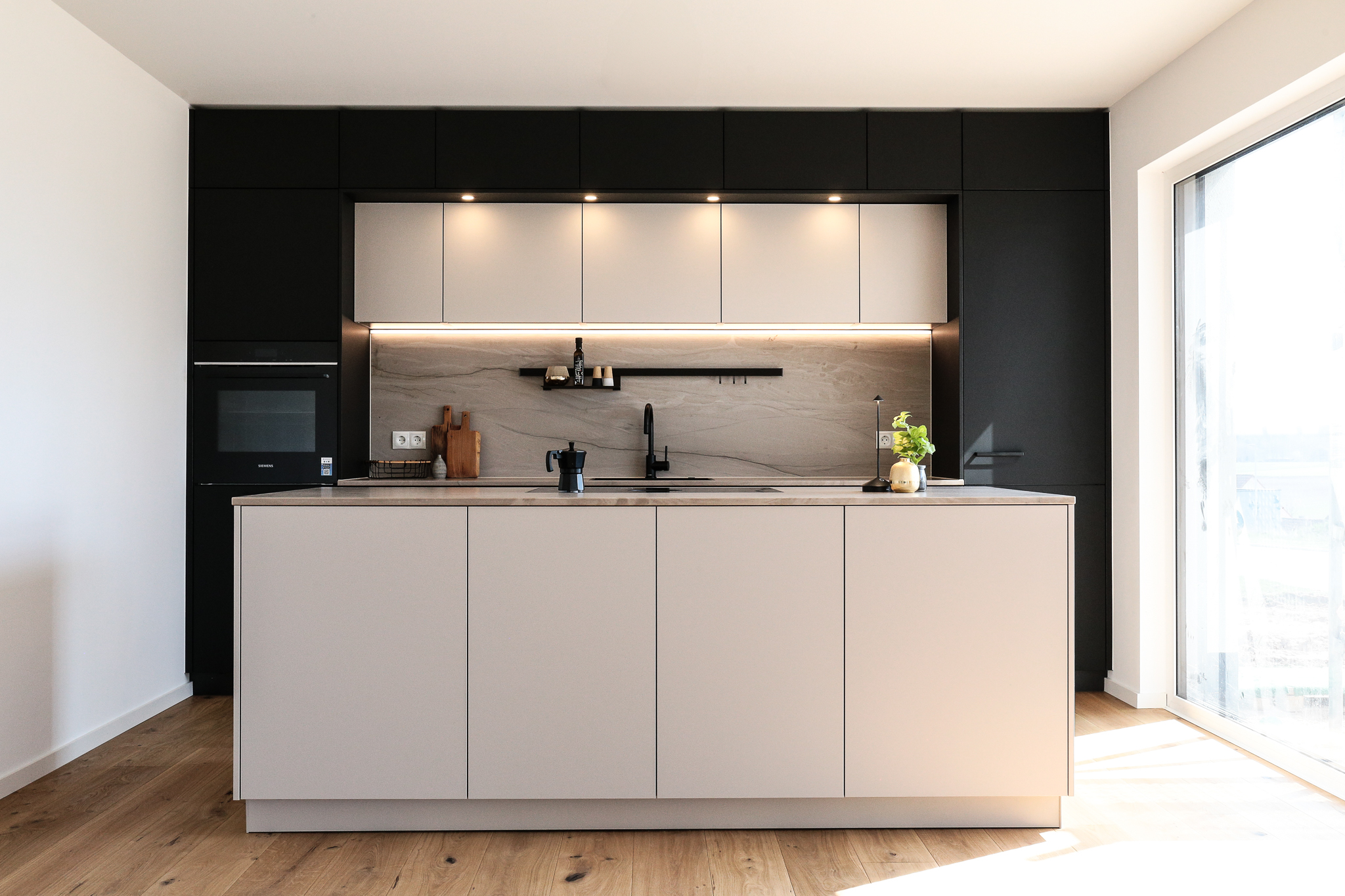 CUVINI_Lack_Sandgrau_Naturstein_Quarzit-20 CUVINI Küchenstudio Schwabach U Küche Design